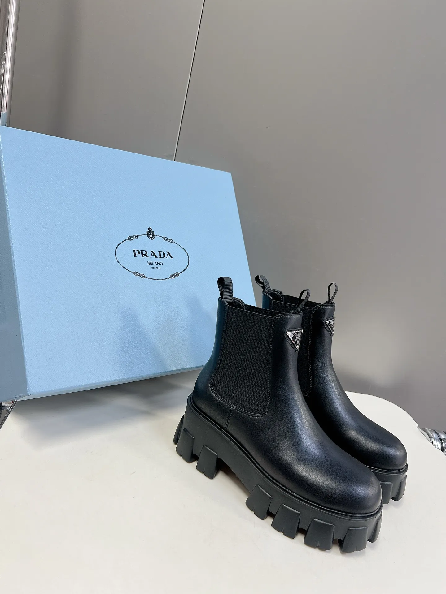 👟👟Ex-factory price 560👟👟 PRADA's top version platform platform thick-soled pocket triangle logo couple's boots. Original 1:1 customization, many internet celebrities have worn it. This shoe, with cowhide color matching and injection molded triangular letter luogo craftsmanship, is very popular this year. It can be worn for both leisure and sports... ❶Fabric: Customized open edge beads ➕Injection molded triangle logo ❷Inner lining: Customized cowhide ❸Feet: customized cowhide ❹Outsole: original molded foam combination outsole ❺Sole thickness: 6cm ❻Number of sizes: women's 35-40